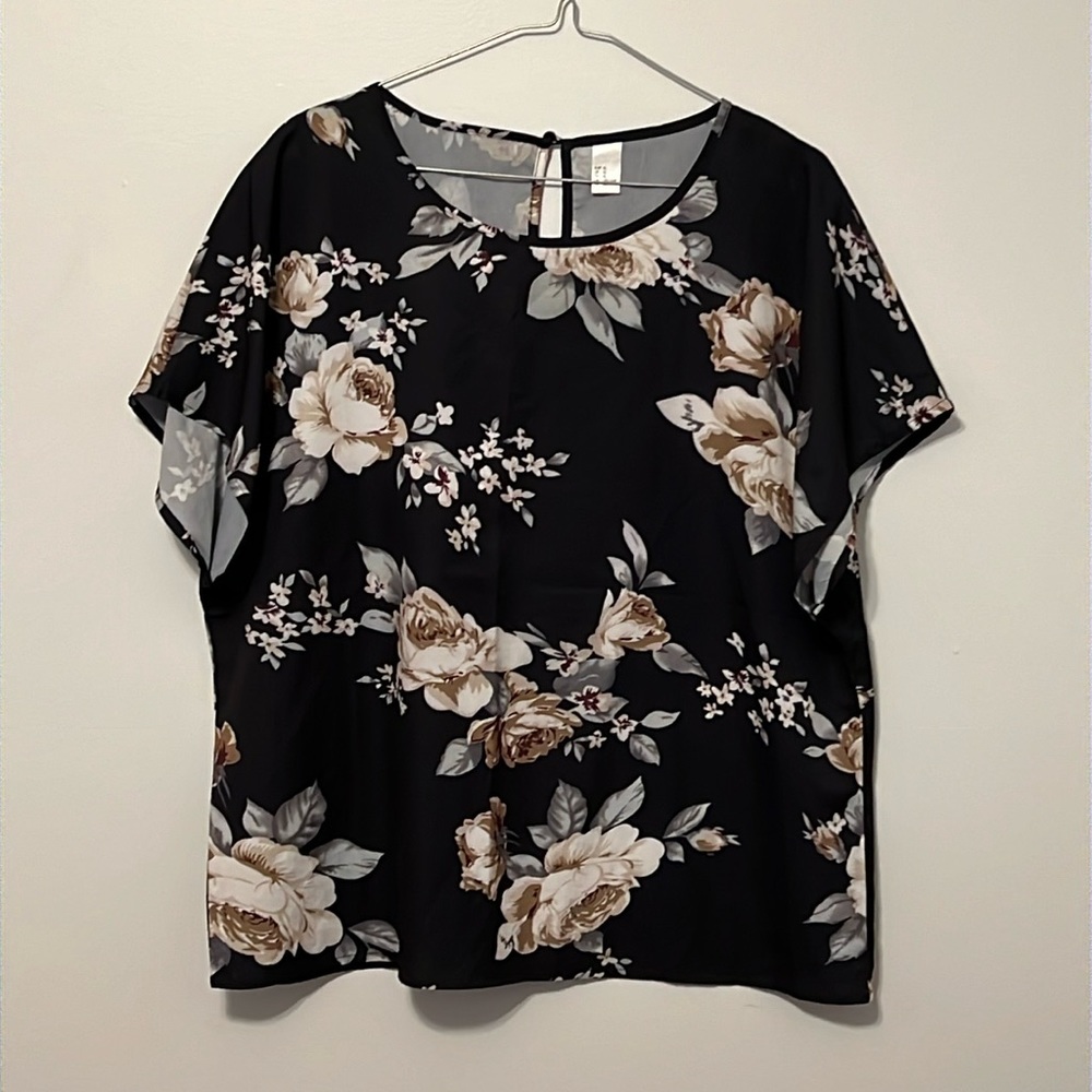 Women’s floral close perfect for the office.